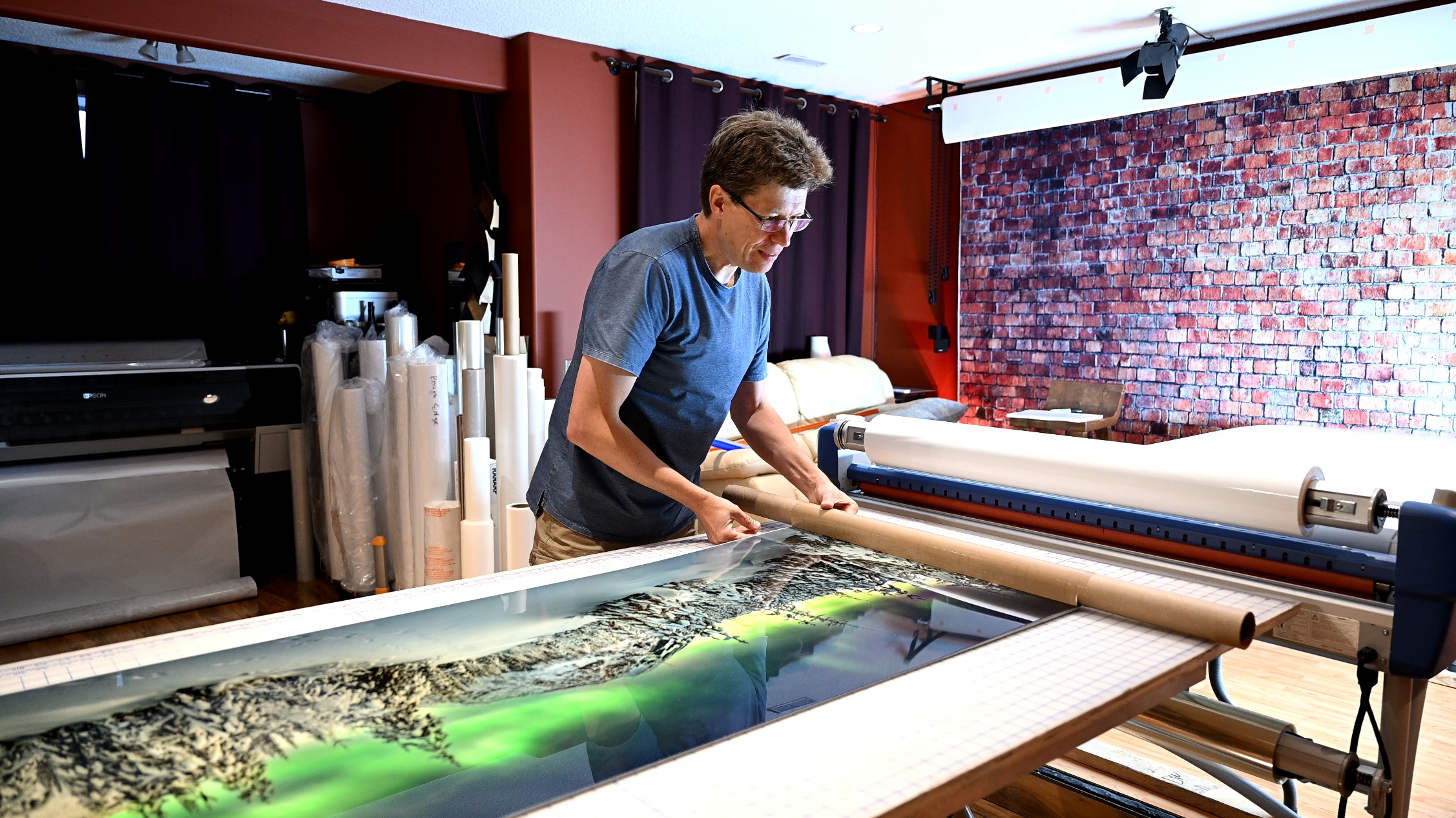 Alex Gubski performing acrylic face-mounting